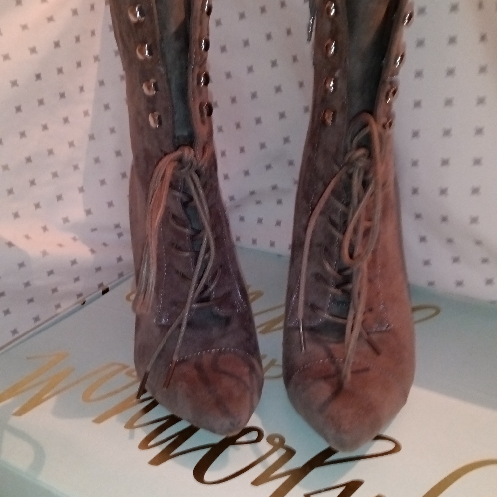 Wild Diva wolf gray suede ankle boots